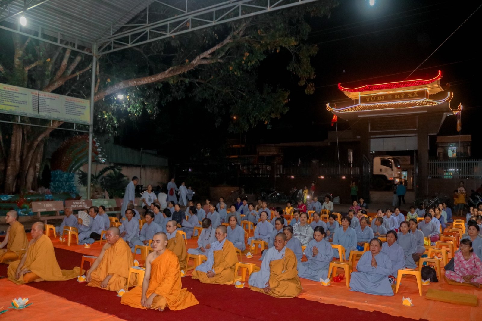 Cần Thơ: Ấm áp đêm Hoa đăng Vía Đức Phật A Di Đà tại tịnh xá Ngọc Liên huyện Vĩnh Thạnh