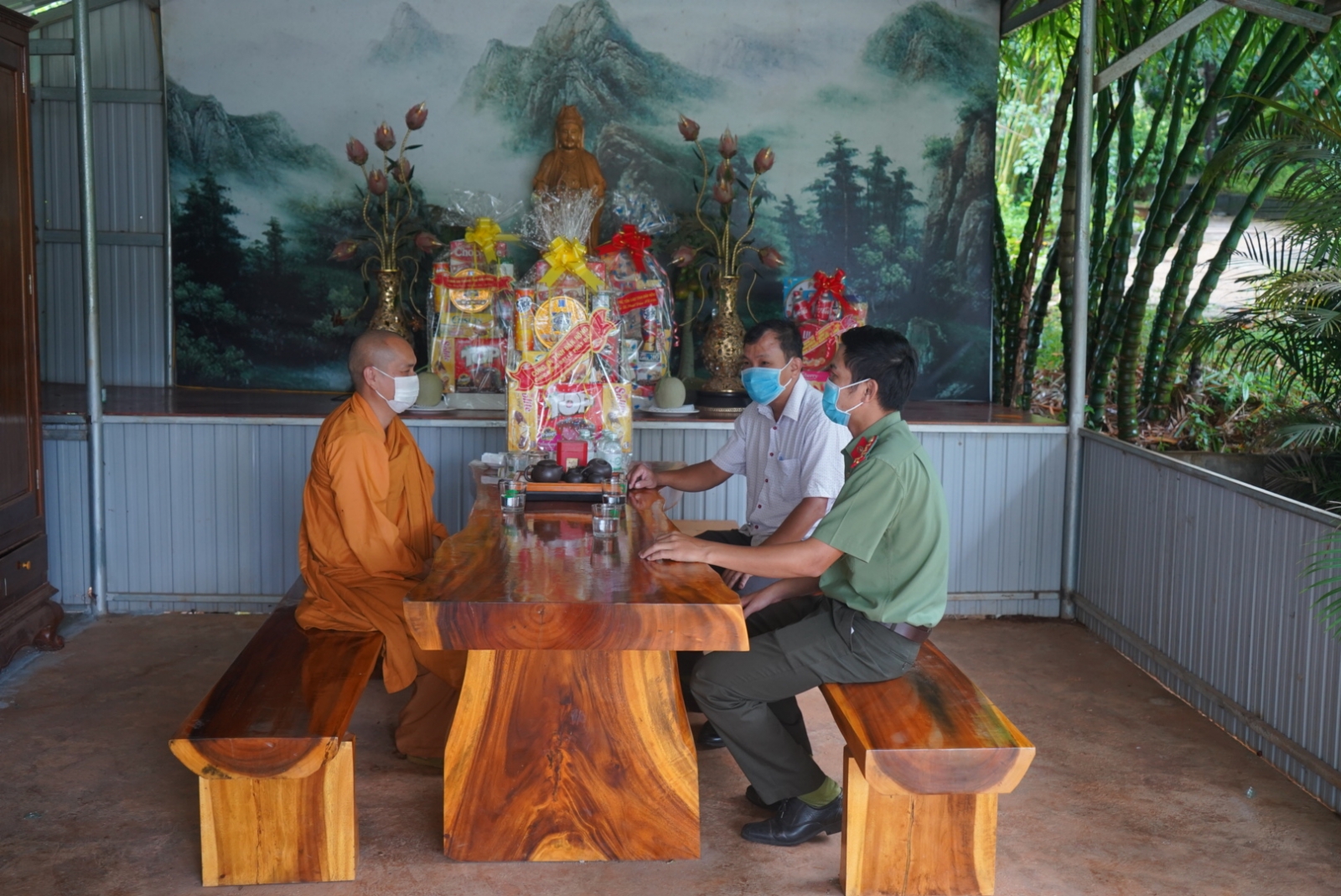 Công An tỉnh Đăk Nông chúc mừng Đại lễ Phật đản PL. 2565 tại Tịnh xá Ngọc Đạt