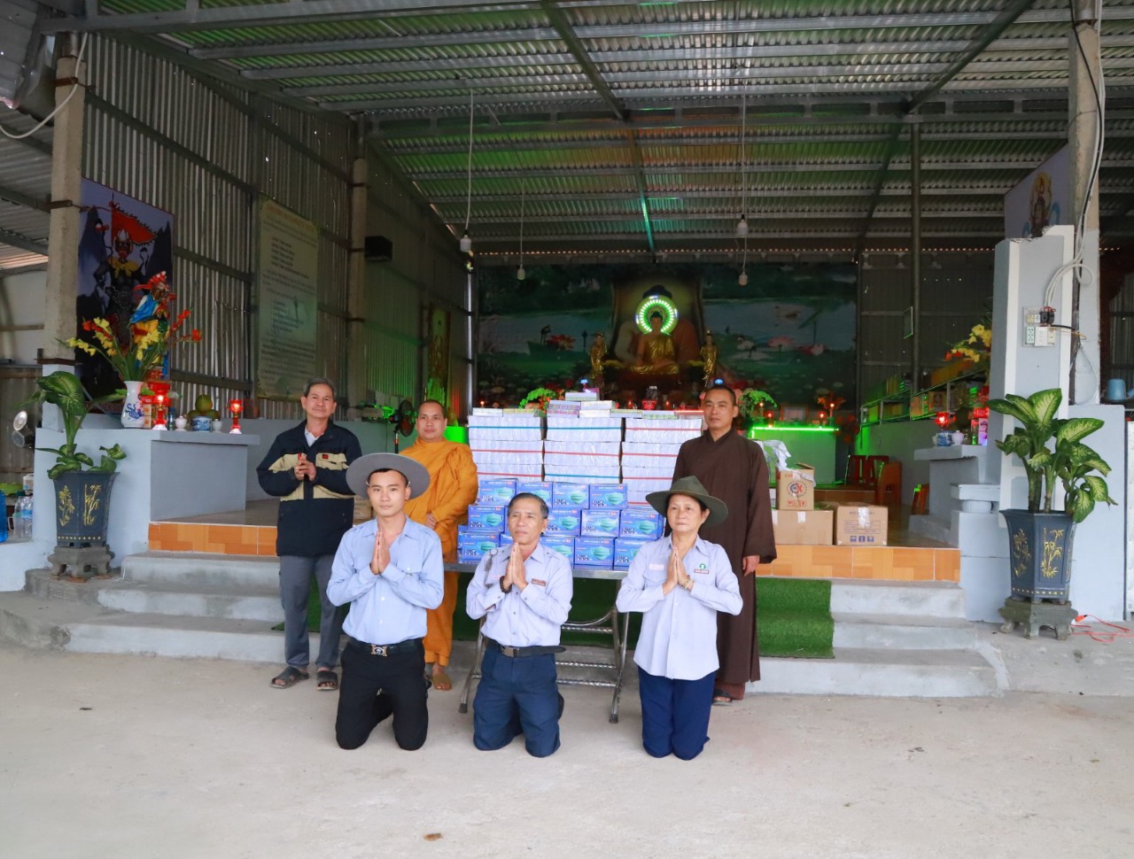 Quảng Ngãi: Tịnh xá Ngọc Đạt gửi 300 phần quà cho các em học sinh trên bàn huyện Sơn Tịnh.