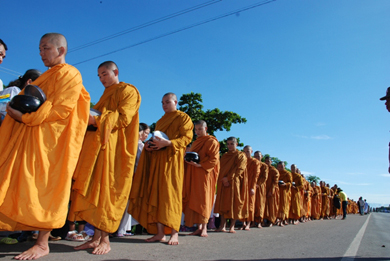 Bình Thuận: 300 Tăng Ni Giáo đoàn III Khất sĩ trì bình khất thực