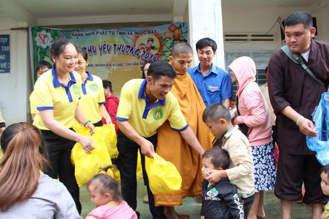CLB Thanh niên Ngọc Đạt trao quà trung thu cho trẻ em xã Đắk R'măng