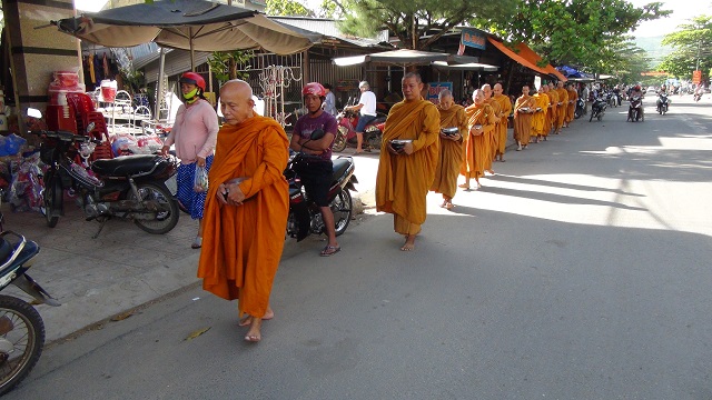 Ngày thứ năm: Đoàn hành đạo đến các tịnh xá vùng ven Tp. Nha Trang