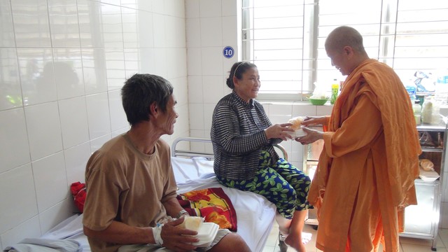 Video Tịnh xá Ngọc Lương: Phát thực phẩm chay và quà trung thu cho bệnh nhân nằm viện