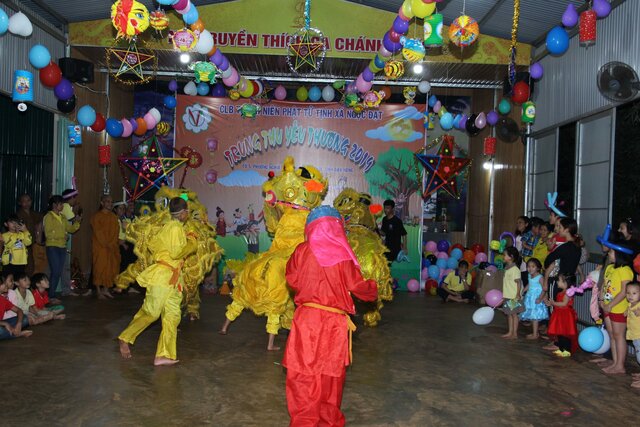 Tịnh xá Ngọc Đạt tổ chức vui tết trung thu cho trẻ em tại địa phương