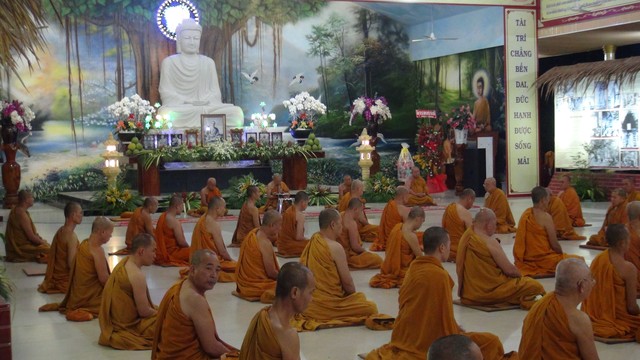 Khóa tu Khất sĩ lần thứ 30: Chư hành giả trùng tụng giới Phật tử ngày mùng 8