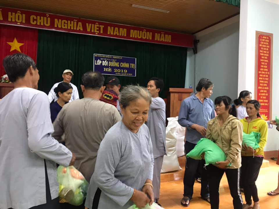 Tịnh xá Ngọc Lai phát 500 phần quà cho người nghèo