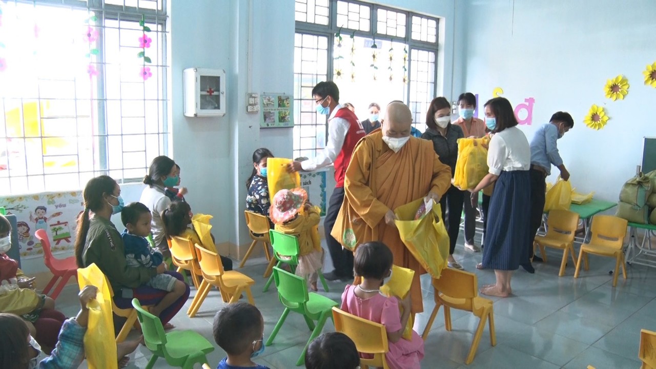 Gia Lai: Tịnh xá Ngọc Trung trao tặng 60 phần quà đến các em học sinh 2 điểm trường tại xã Tú An thị xã An Khê.