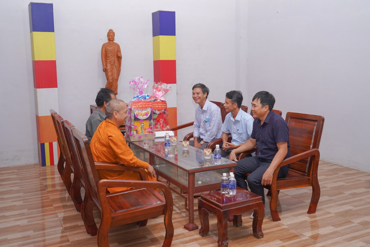 Lãnh đạo UBND phường Nghĩa Phú thăm và chúc mừng Đại lễ Phật Đản PL. 2566 đến Tịnh xá Ngọc Đạt.