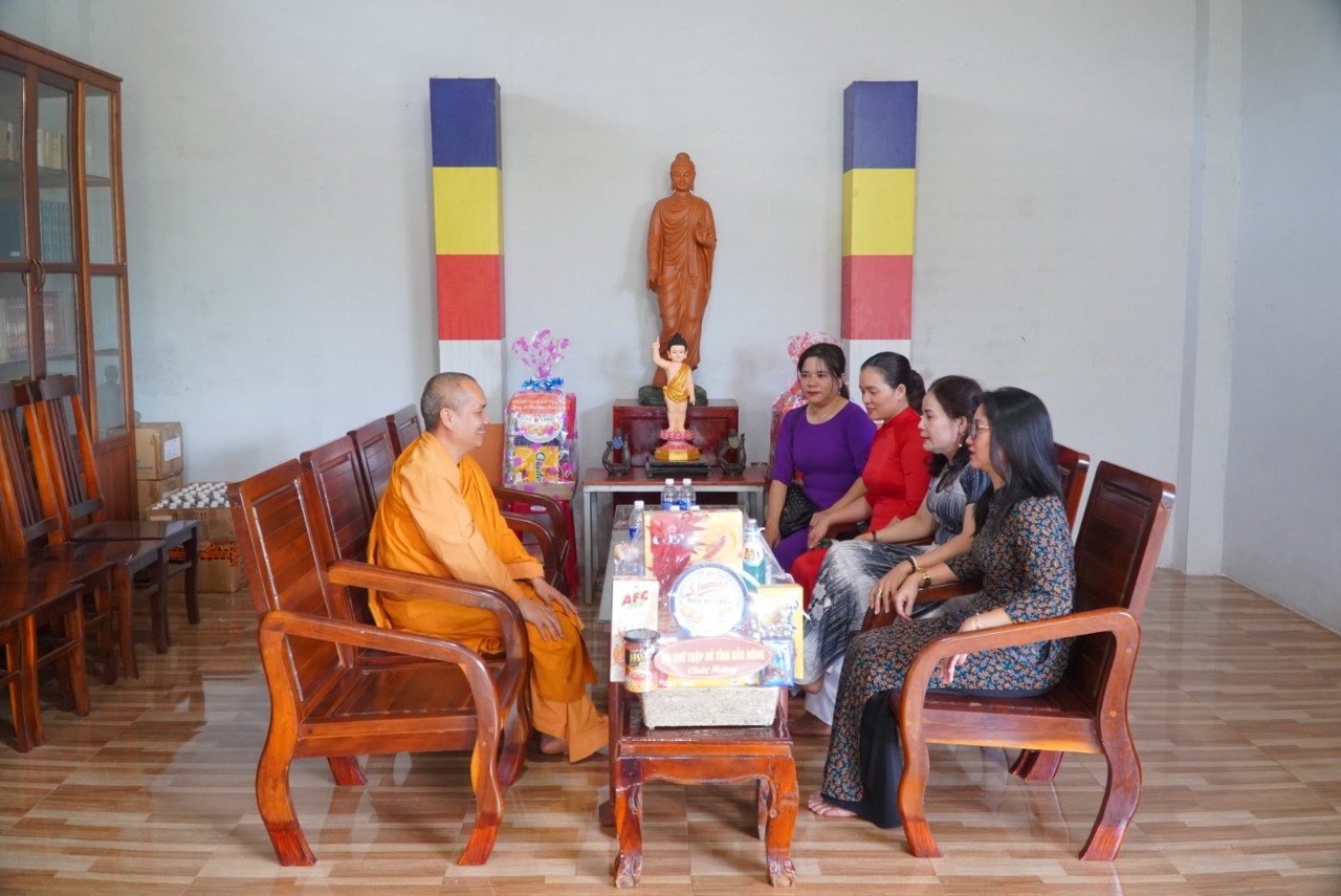 Lãnh đạo Hội Chữ thập đỏ tỉnh Đăk Nông thăm và chúc mừng Đại lễ Phật đản PL. 2566 đến Tịnh xá Ngọc Đạt.