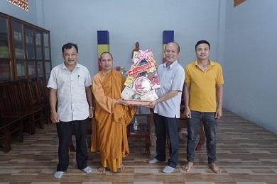 Lãnh đạo công an tỉnh Đăk Nông đến Tịnh xá Ngọc Đạt chúc mừng Phật đản PL. 2566