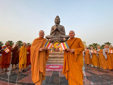 India: Chư tăng ni du học và giáo sư trường Gautam Buddha University dự lễ Phật đản PL.2566.