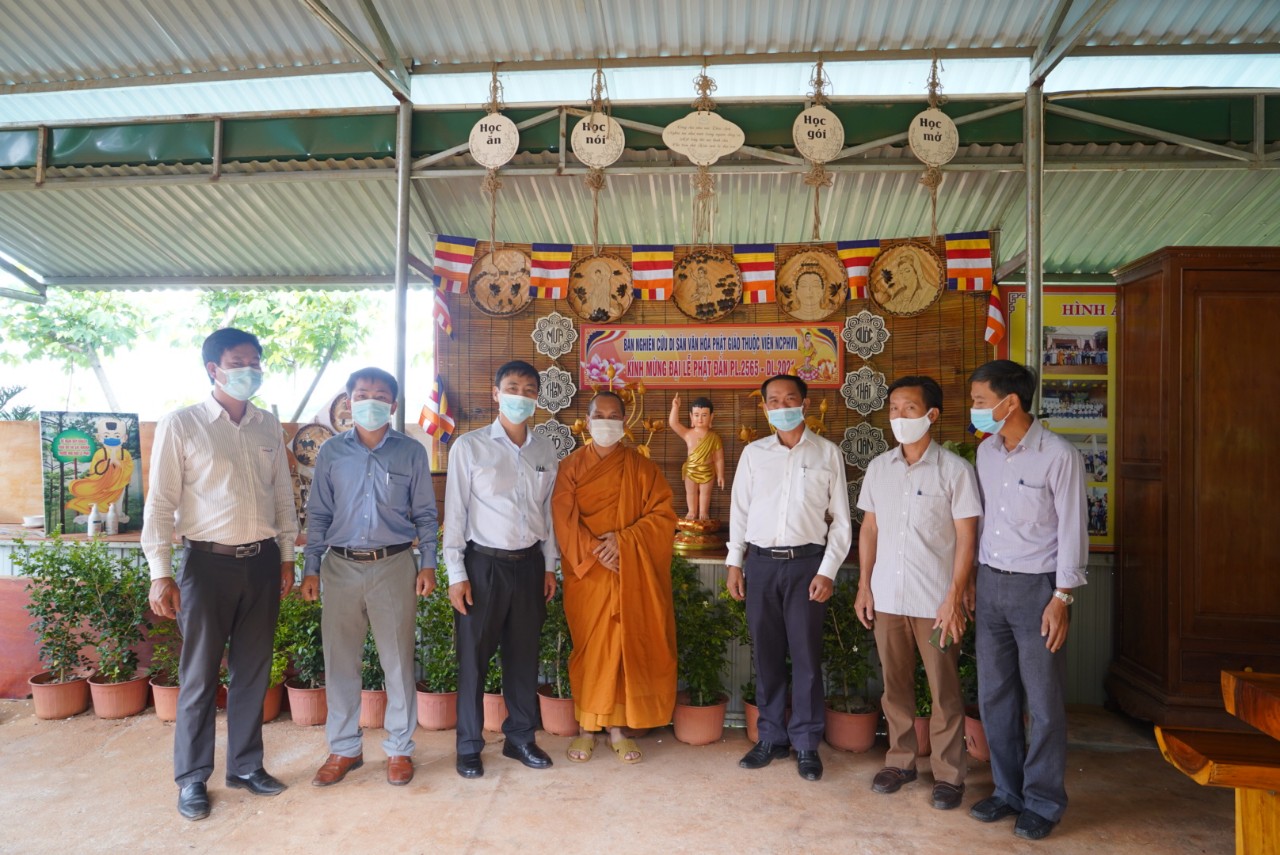 Lãnh đạo TP.Gia Nghĩa và phường Nghĩa Phú chúc mừng Phật đản đến Tịnh xá Ngọc Đạt
