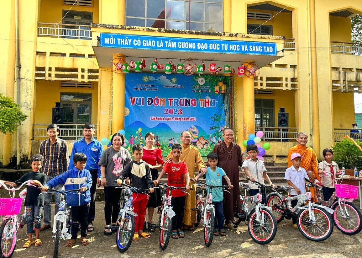 Đắk Nông: Tịnh xá Ngọc Đạt kết nối Mạnh Thường Quân tặng 2000 phần quà Trung thu cho các em thiếu nhi tại xã Đắk R’Măng