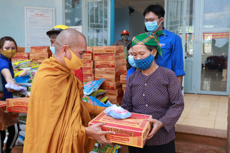 Đăk Nông: Tịnh xá Ngọc Đạt trao quà từ thiện nhân mùa Phật đản