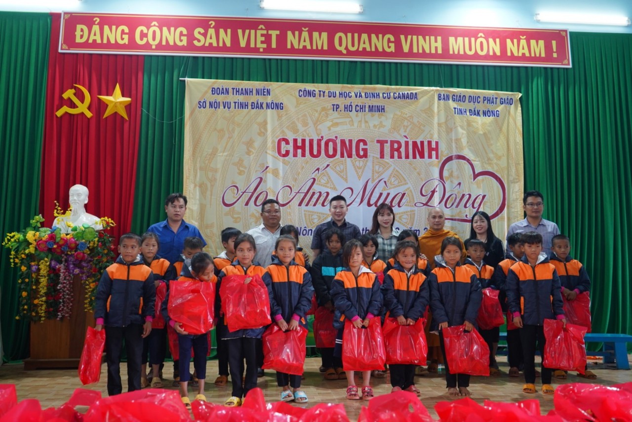 Ban Giáo dục Phật giáo tỉnh Đăk Nông kết nối trao tặng 200 “Áo ấm mùa Đông” năm 2022 tại xã Đăk P’Lao