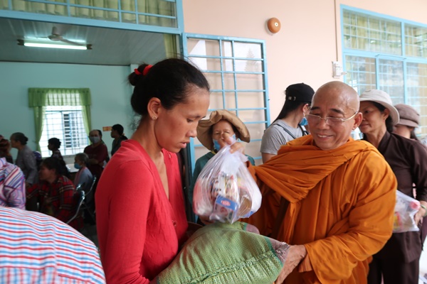 Ban TT-XH Phật giáo Khất sĩ thăm và tặng quà bà con hạn hán, xâm nhập mặn tại tỉnh Bến Tre