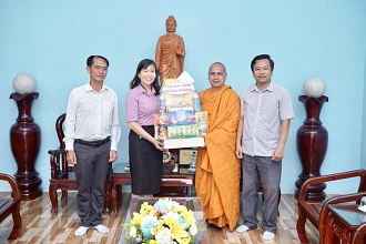 Đăk Nông: Trưởng ban Dân vận Tỉnh ủy và Tp. Gia Nghĩa thăm và chúc mừng Phật đản 