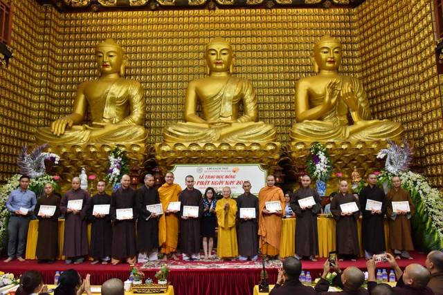 Quỹ Đạo Phật Ngày Nay trao tặng học bổng năm 2018 cho Tăng Ni và Sinh Viên