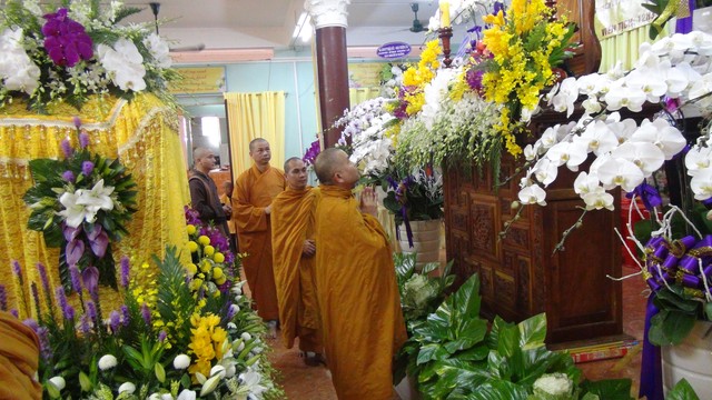 TPHCM: Văn phòng Viện Nghiên cứu Phật học và văn phòng Học viện Phật giáo viếng tang NT. Ngoạt Liên