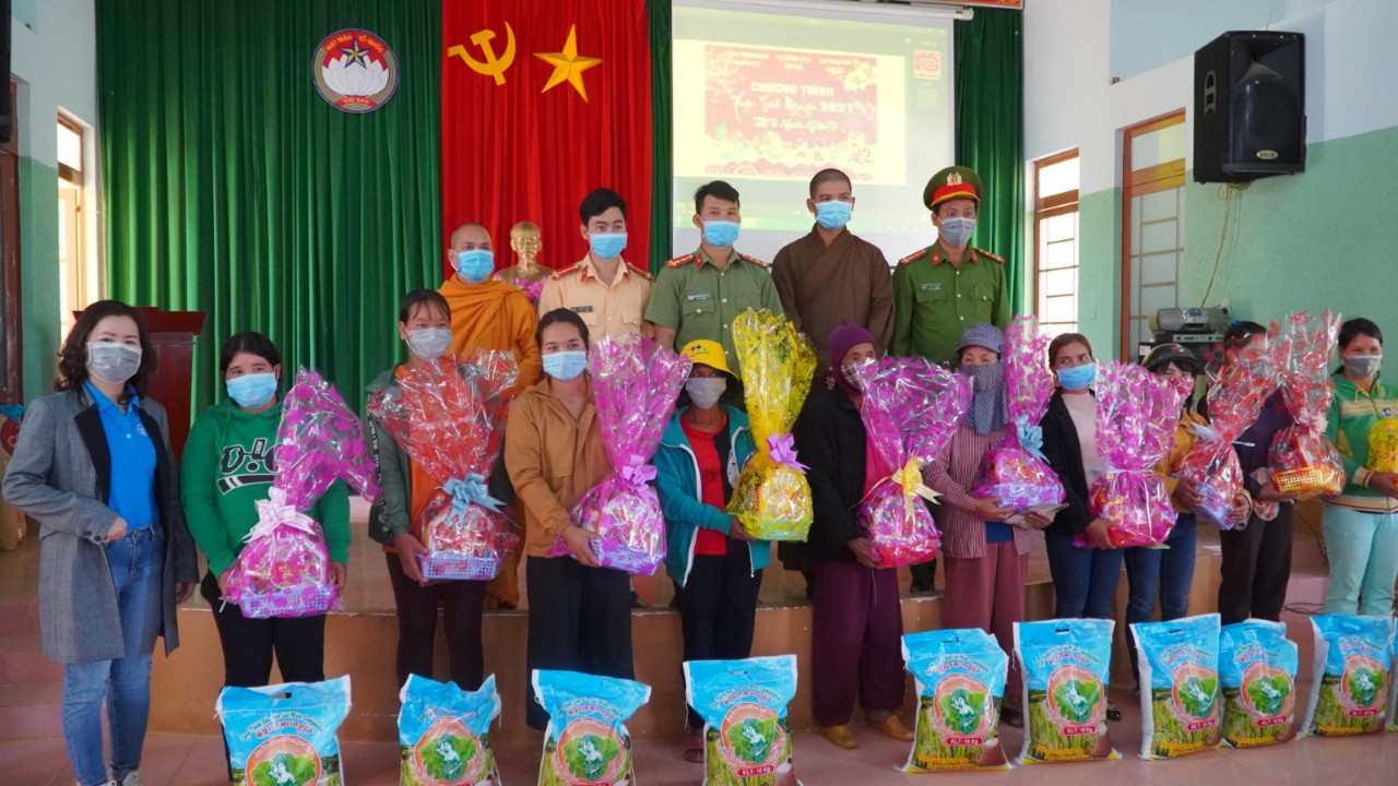 Đăk Nông: CLB Thanh niên Ngọc Đạt và CLB Hương Từ Bi (Cần Thơ) trao 100 phần quà tết tại xã Đăk Nia.