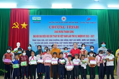 Đăk Nông: Ban Giáo dục Phật giáo tỉnh trao 25 suất học bổng và 1000 tập vở cho học sinh khó khăn