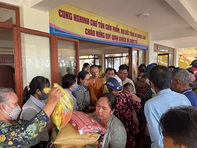 Ban Quản lý Khu di tích đắc đạo Tổ sư Minh Đăng Quang: Trao hơn 300 phần quà Từ thiện đến các hộ khó khăn tại TP Hà Tiên