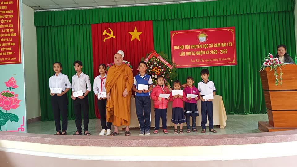 Khánh Hòa: Tịnh xá Ngọc Châu trao học bổng đến các em học sinh có hoàn cảnh khó khăn.